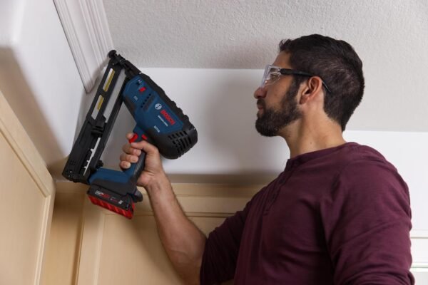 BOSCH GNH18V-15MAB12 18V Brushless 15-Gauge Angled Finish Nailer - Cordless Power, One-Handed Activation, Tool-Free Jam Clearing, with 2 Ah Power Battery and Charger - Image 5
